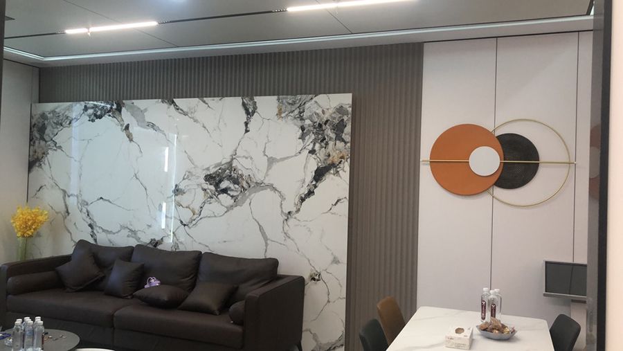 臥室?guī)ш柵_(tái)戶型蜂窩板集成吊頂效果